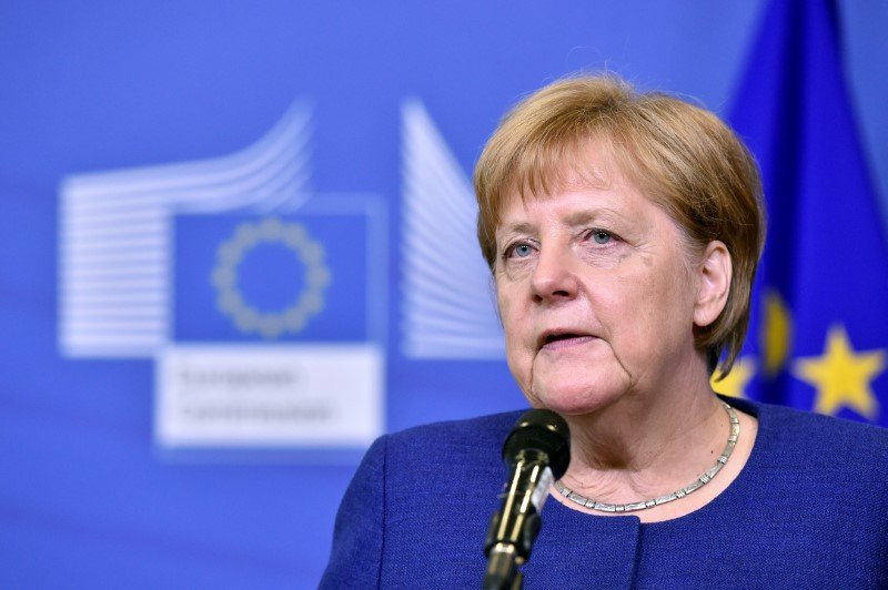 © Reuters. متحدث: ميركل ما زالت تسعى لحل أوروبي لأزمة المهاجرين
