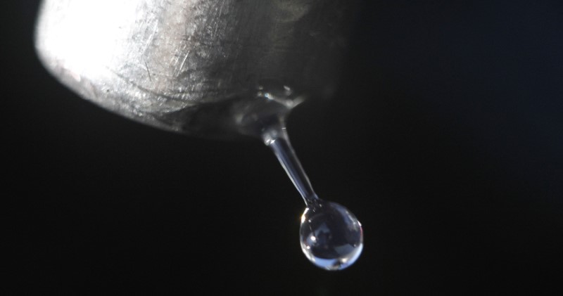 © Reuters. FILE PHOTO: Gasoline drips off a nozzle during refueling at a gas station in Altadena