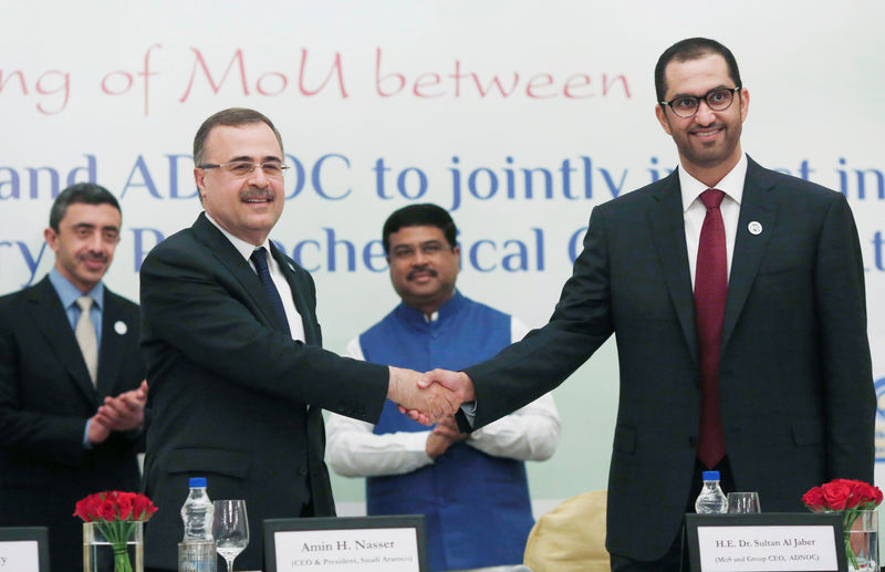 © Reuters. Saudi Aramco Chief Executive Officer Amin Nasser shakes hands with ADNOC CEO Ahmed al Jaber after signing a Memorandum of Understanding, during an event in New Delhi