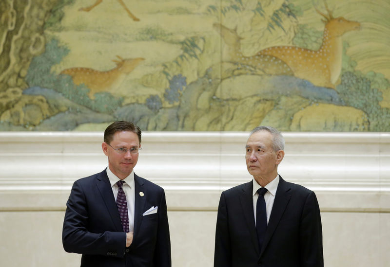 © Reuters. Vice-primeiro-ministro da China, Liu He, e vice-presidente da Comissão Européia, Jyrki Katainen, posam para foto em Pequim