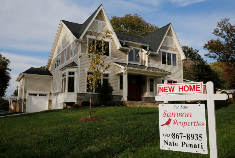 © Reuters. FILE PHOTO: A real estate sign advertising a new home for sale is pictured in Vienna, Virginia