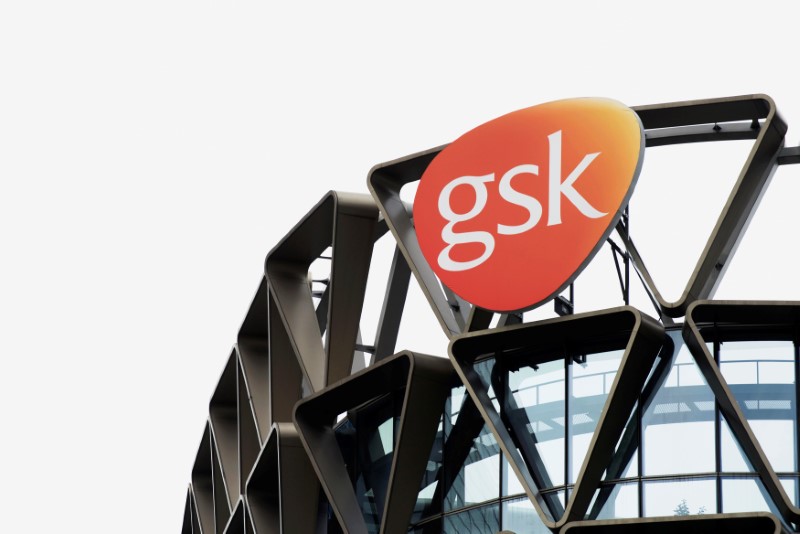© Reuters. FILE PHOTO: The GSK logo is seen on top of GSK Asia House in Singapore