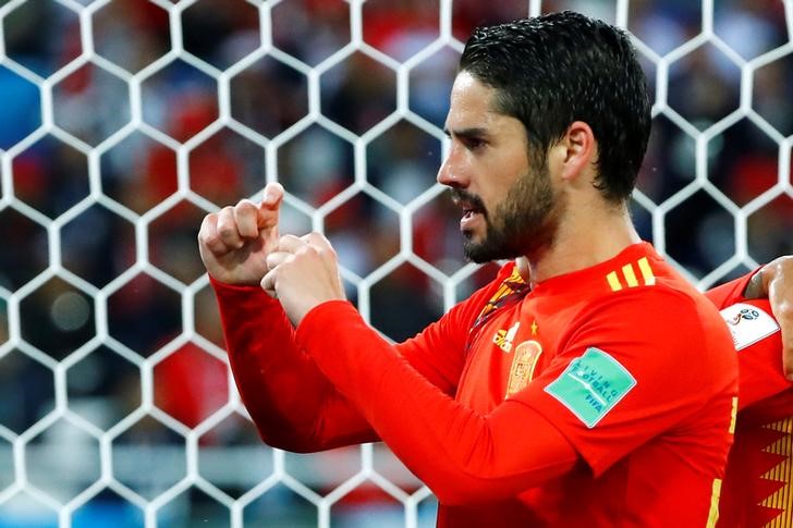 © Reuters. El centrocampista español Isco festeja tras convertir frente a Marruecos en su duelo por el grupo B de la Copa del Mundo de la FIFA en Kaliningrado, Rusia
