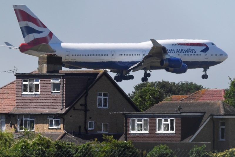 © Reuters. البرلمان البريطاني يوافق على توسيع مطار هيثرو بلندن