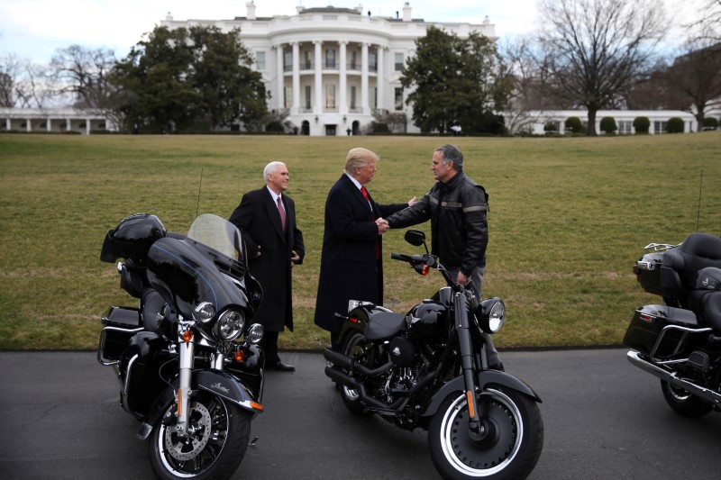 © Reuters. U.S. President Trump shakes hands with Levatich, CEO of Harley Davidson, accompanied by Vice President Pence, during a visit of the company's executives at the White House in Washington U.S.