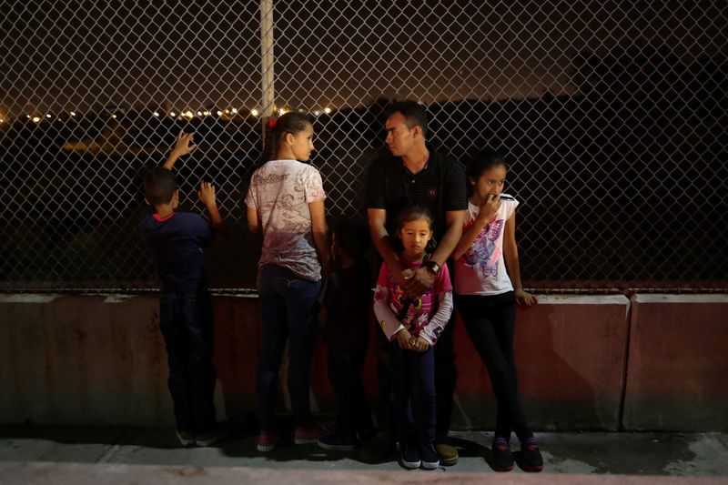 © Reuters. إعلام: الآباء المهاجرين لن يحاكموا مؤقتا في أمريكا