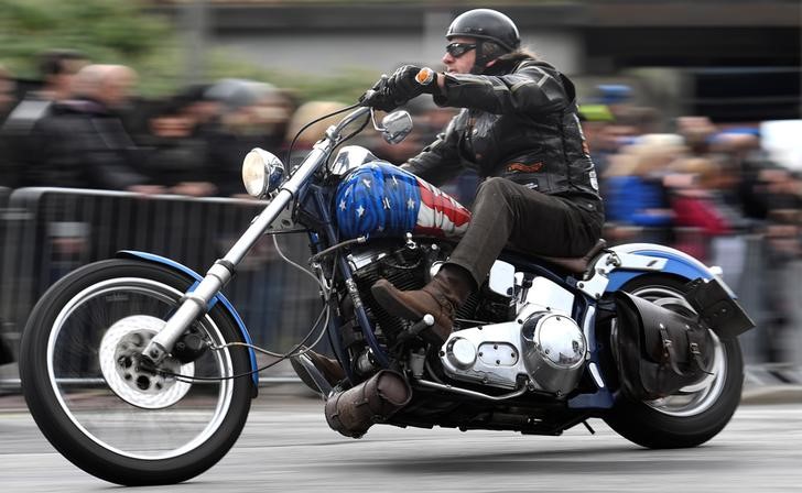 © Reuters. Un motociclista conduce su Harley-Davidson en el desfile "Días de Harley en Hamburgo", en Hamburgo, Alemania