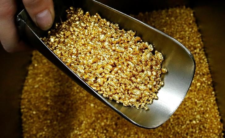 © Reuters. Золотые гранулы на заводе Красцветмет в Красноярске