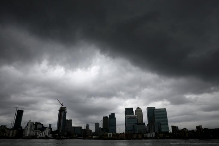 © Reuters. FILE PHOTO: Rain clouds pass over Canary Wharf financial financial district in London