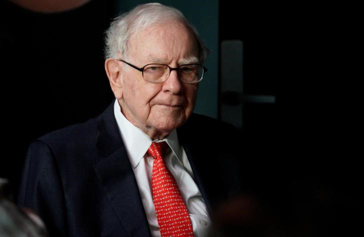 © Reuters. Warren Buffett, CEO of Berkshire Hathaway Inc, pauses while playing bridge as part of the company annual meeting weekend in Omaha