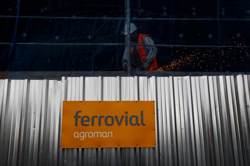 © Reuters. FILE PHOTO: A welder works at a Ferrovial construction site, of new residential buildings, in Madrid