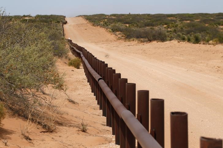 © Reuters. A primary vehicle barrier marking the U.S. border with Mexico is pictured from the Mexican side of the border in San Jeronimo