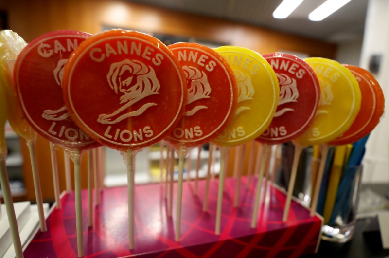 © Reuters. FILE PHOTO: Candy lollipops are seen for sale during the Cannes Lions International Festival of Creativity, in Cannes