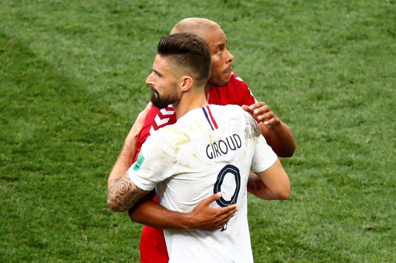 © Reuters. El delantero francés Olivier Giroud (9) abraza al danés Mathias Jorgensen al término de su duelo por el grupo C de la Copa del Mundo de la FIFA en Moscú