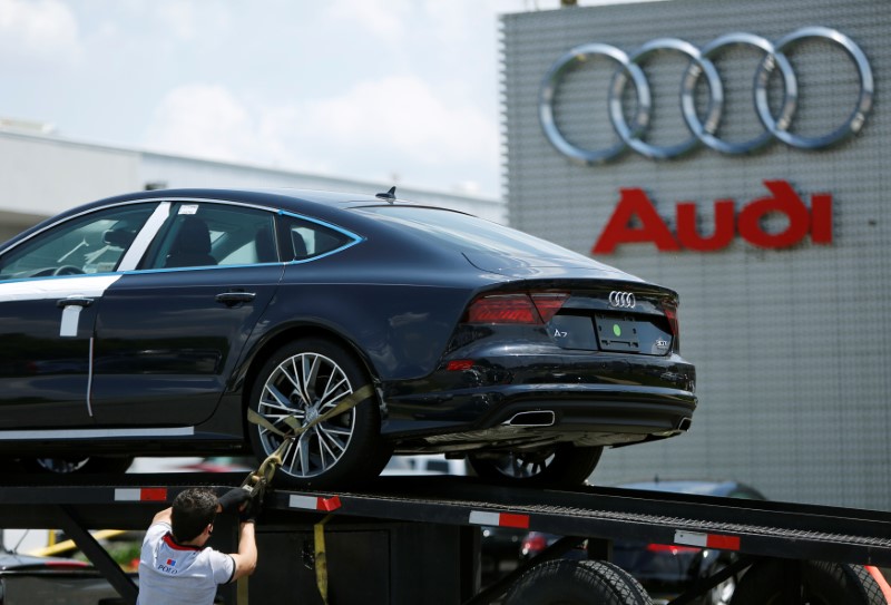 © Reuters. Homem descarrega Audi A7 em concessionária em Silver Spring, Maryland, EUA