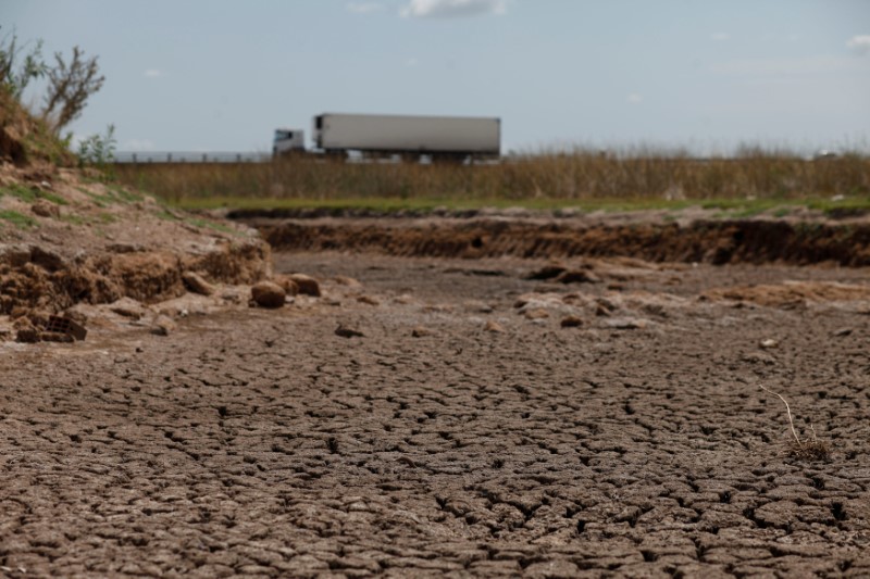 © Reuters. FILE PHOTO: A truck passes by a dried-up creek bed in a drought-affected area near Chivilcoy