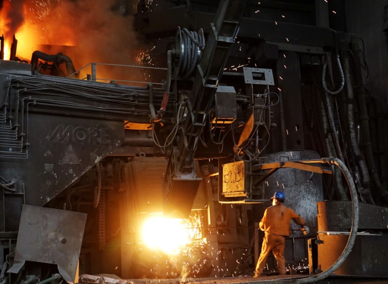 © Reuters. A man works at a furnace at a steel plant of Dalian Special Steel Co Ltd. in Dalian, Liaoning