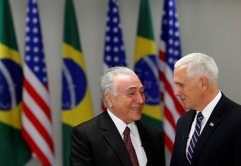 © Reuters. O vice-presidente dos Estados Unidos, Mike Pence, e o presidente brasileiro, Michel Temer, durante reunião em Brasília