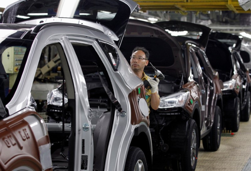 © Reuters. FILE PHOTO: A labourer works at the main factory of Hyundai Motor in Ulsan