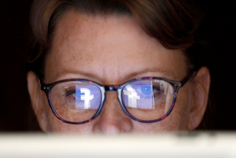 © Reuters. Imagen ilustrativa en la que el logo de Facebook se refleja en los lentes de una mujer