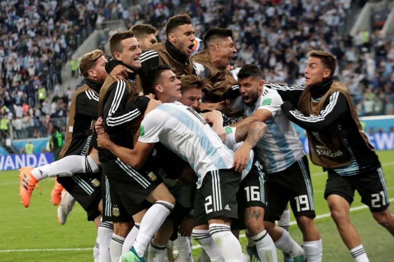 © Reuters. Argentina pasa a octavos de final con una agónica victoria, le espera Francia