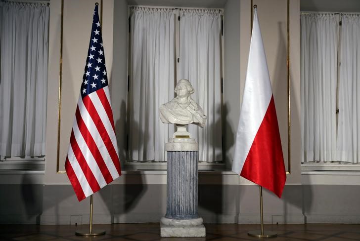 © Reuters. Флаги Польши и США перед встречей лидеров двух стран в Варшаве