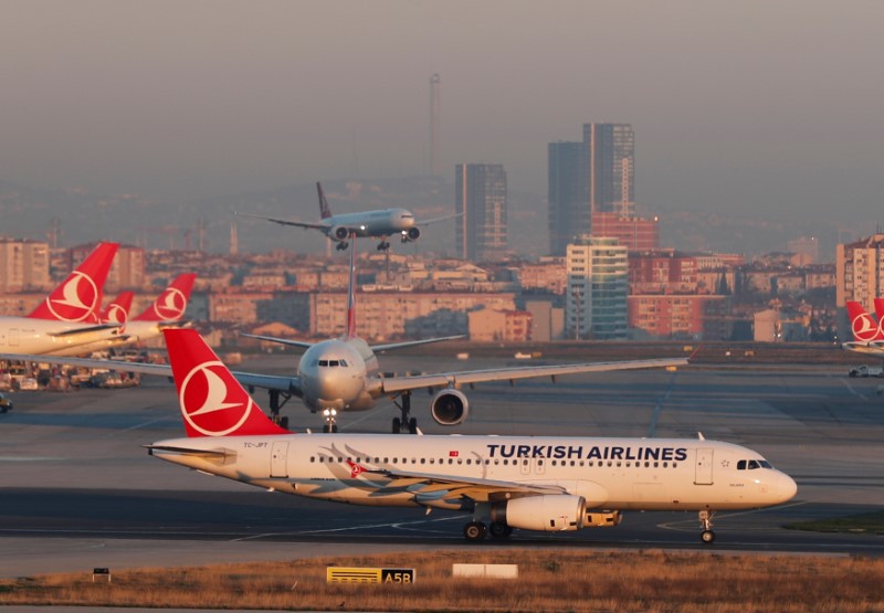 © Reuters. FILE PHOTO: A Turkish Airlines Airbus A320 taxis at Ataturk International Airport in Istanbul