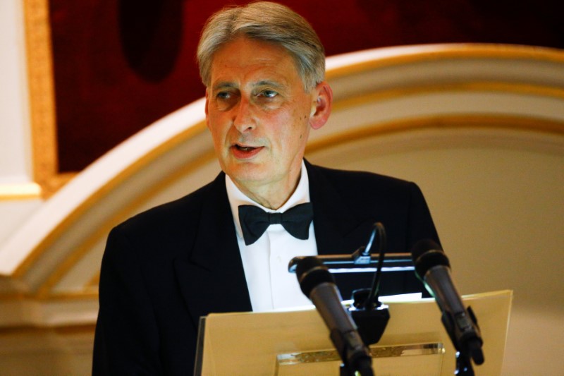 © Reuters. Britain's Chancellor of the Exchequer Philip Hammond delivers a speech at the Annual Mansion House dinner in London