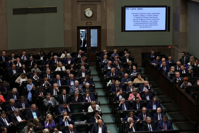 © Reuters. Parlamentares poloneses durante debate sobre a lei do Holocausto, em Varsóvia