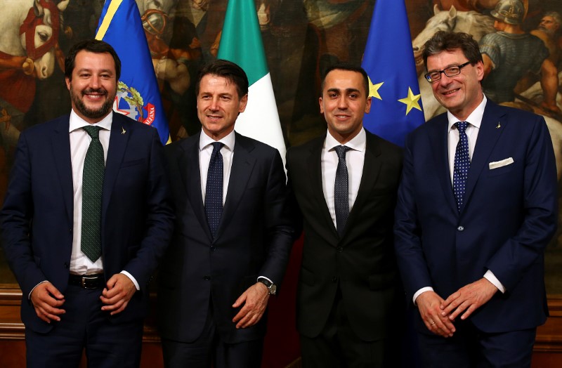 © Reuters. Il premier Giuseppe Conte con i ministri Matteo Salvini e Luigi Di Maio e il sottosegretario alla presidenza del Consiglio Giancarlo Giorgetti