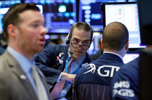 Wall Street rally fizzles as tech stocks drag