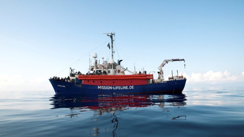 © Reuters. Migrants are seen on the deck of the Mission Lifeline rescue boat in the central Mediterranean Sea