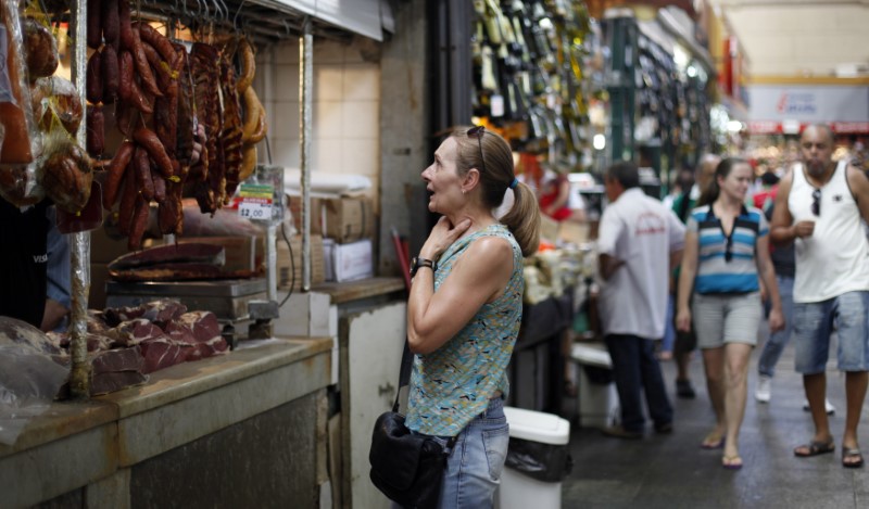 © Reuters. Consumidora faz compras em mercado em São Paulo