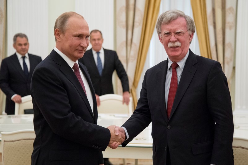 © Reuters. Presidente da Rússia, Vladimir Putin, cumprimenta assessor de Segurança Nacional dos Estados Unidos, John Bolton, em Moscou