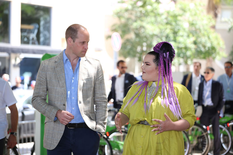 © Reuters. Príncipe William, do Reino Unido, passeia com a cantora Netta Barzilai em Tel Aviv, Israel