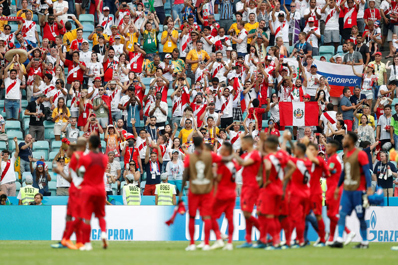 © Reuters. Foto del martes de la selección de Perú despidiéndose de sus hinchas tras el cierre de su participación en el Mundial