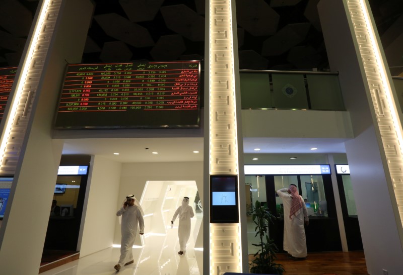 © Reuters. قطاعا العقارات والتشييد يدفعان بورصة دبي للهبوط والسعودية وقطر تصعدان