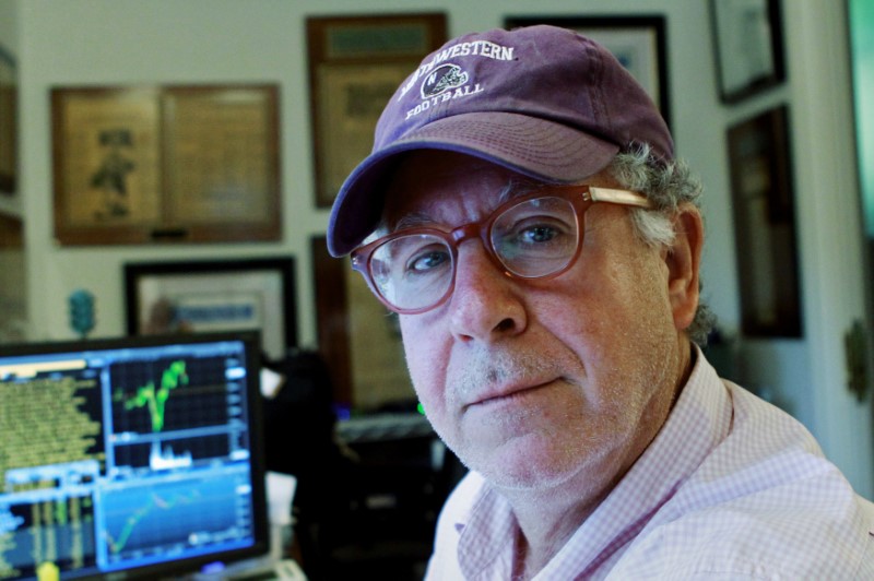 © Reuters. Doug Kass, founder of hedge fund Seabreeze Partners Management Inc, sits at his desk at his home in Palm Beach