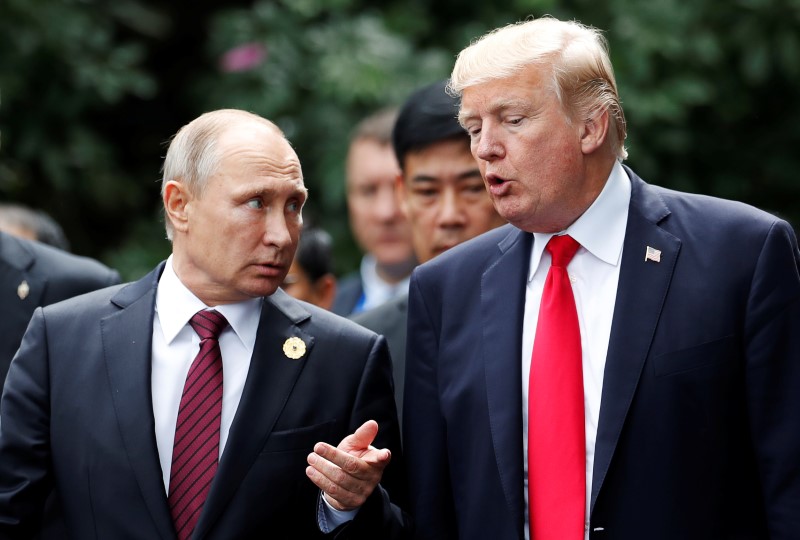 © Reuters. Trump e Putin conversam durante encontro no Vietnã