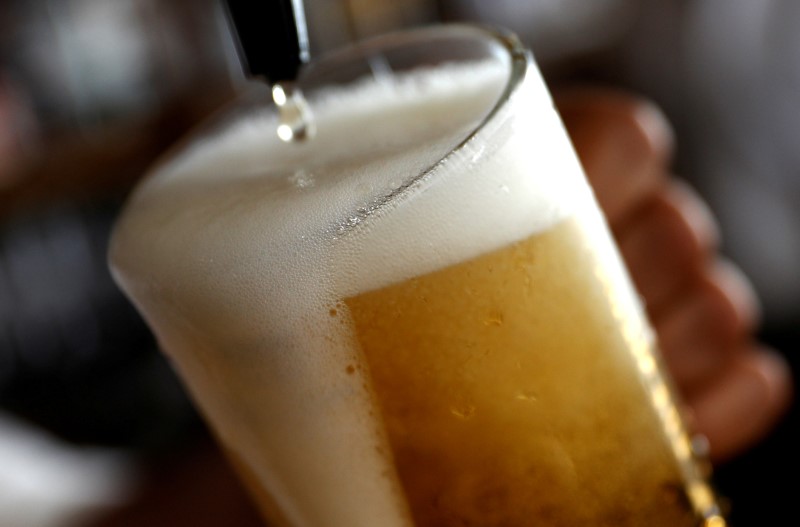 © Reuters. FILE PHOTO: A pint of beer is poured into a glass in a bar in London