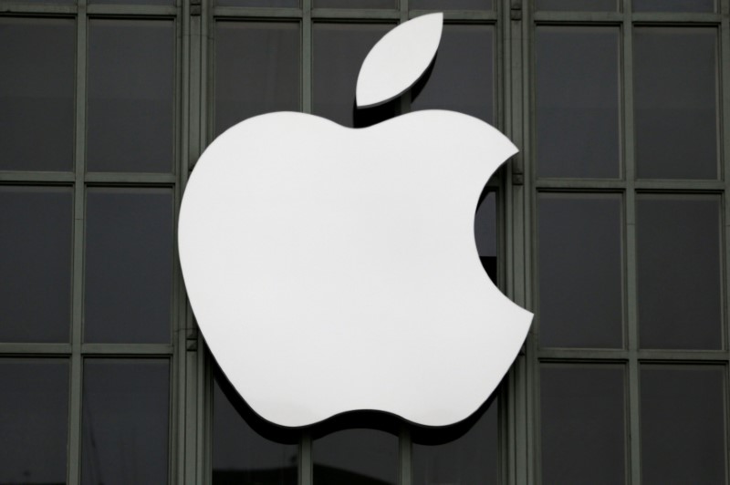 © Reuters. FILE PHOTO: The Apple Inc. logo outside the Worldwide Developers Conference in San Francisco