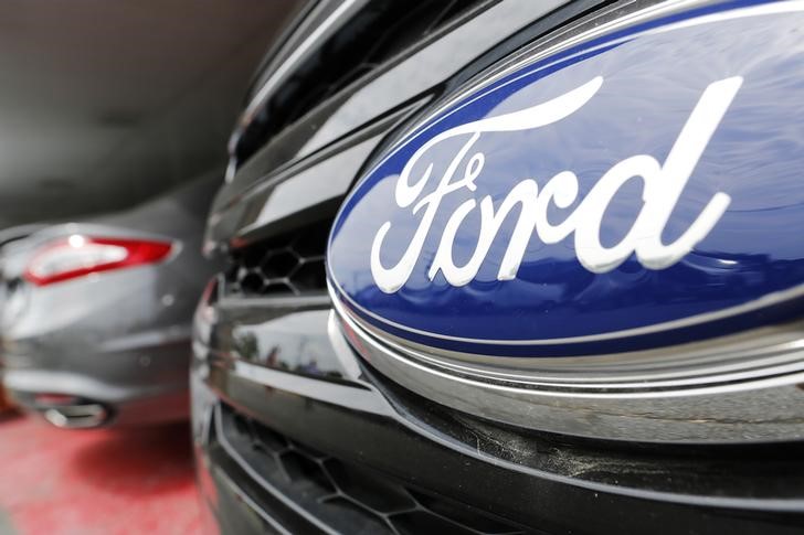 © Reuters. Logo da Ford em veículo da marca em concessionária de Fairfax, Estados Unidos