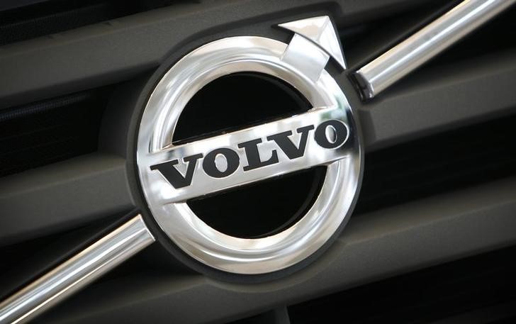 © Reuters. Logo da Volvo em caminhão da marca