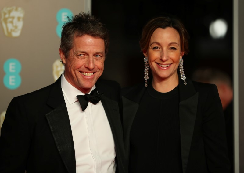 © Reuters. Hugh Grant e Anna Eberstein chegam para premiação do Bafta em Londres