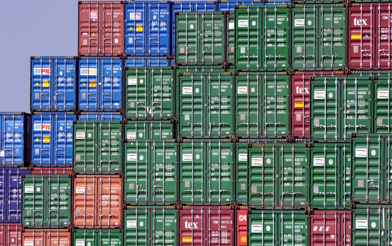 © Reuters. FILE PHOTO: Cargo containers sit idle at the Port of Los Angeles as a back-log of over 30 container ships sit anchored outside the Port in Los Angeles, California