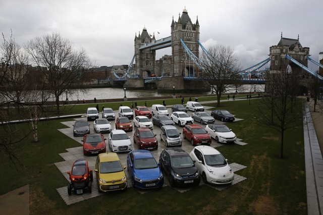 © Reuters. Low emission vehicles are displayed in front of Tower Bridge in London