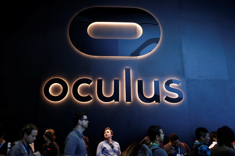 © Reuters. FILE PHOTO - People line up at the Oculus booth at the E3 Electronic Expo in Los Angeles