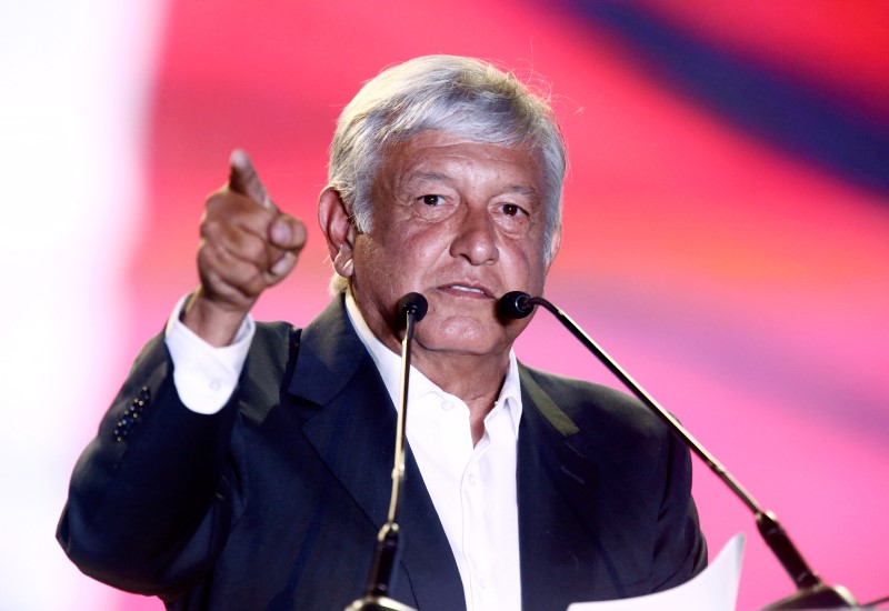 © Reuters. Mexican presidential candidate Andres Manuel Lopez Obrador addresses supporters during his closing campaign rally at the Azteca stadium, in Mexico City