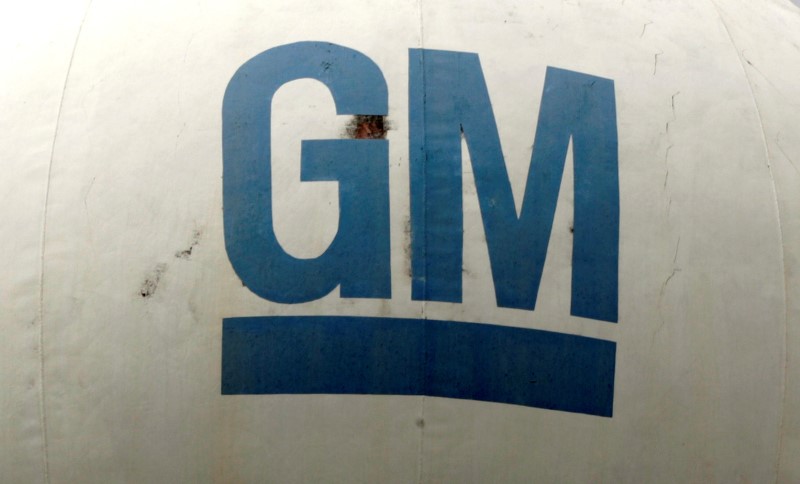 © Reuters. FILE PHOTO - The GM logo is seen at the General Motors headquarters in Sao Caetano do Sul