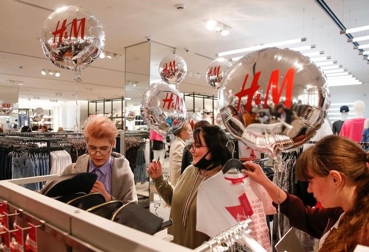 © Reuters. Покупатели в новом магазине H&M в центре Москвы